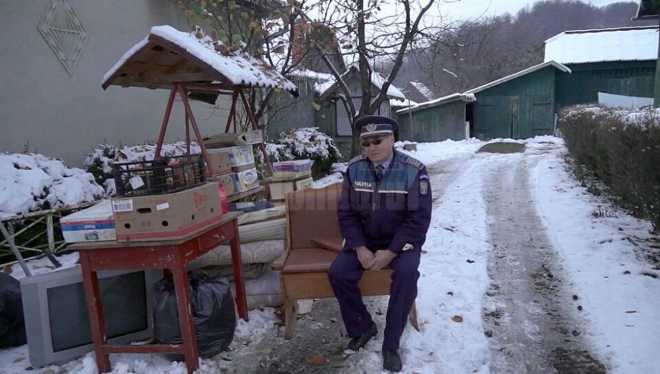 Vasile Grumăzescu a ieșit aseară în drum, cu tot cu o parte din mobilă, sătul să tot aștepte mutarea în locuința de serviciu care i se cuvine