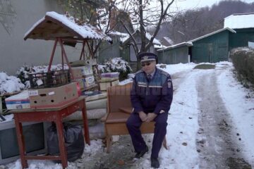 Vasile Grumăzescu a ieșit aseară în drum, cu tot cu o parte din mobilă, sătul să tot aștepte mutarea în locuința de serviciu care i se cuvine