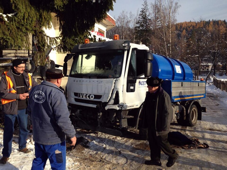 Mașina implicată în accidentul de pe calea ferată