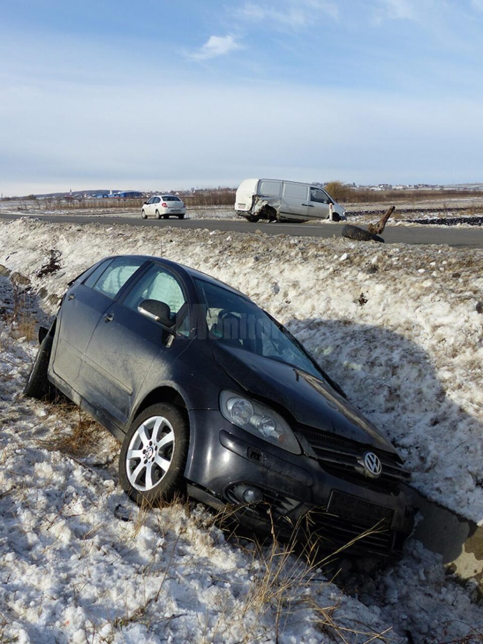 Un șofer neatent a produs un accident rutier cu răniți și trei mașini implicate, la Ilișești
