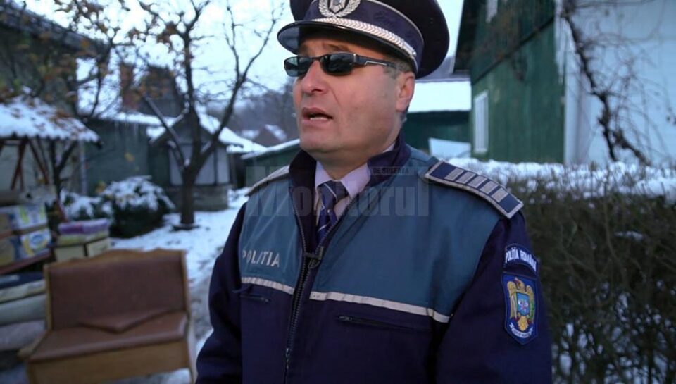 Vasile Grumăzescu a ieșit aseară în drum, cu tot cu o parte din mobilă, sătul să tot aștepte mutarea în locuința de serviciu care i se cuvine