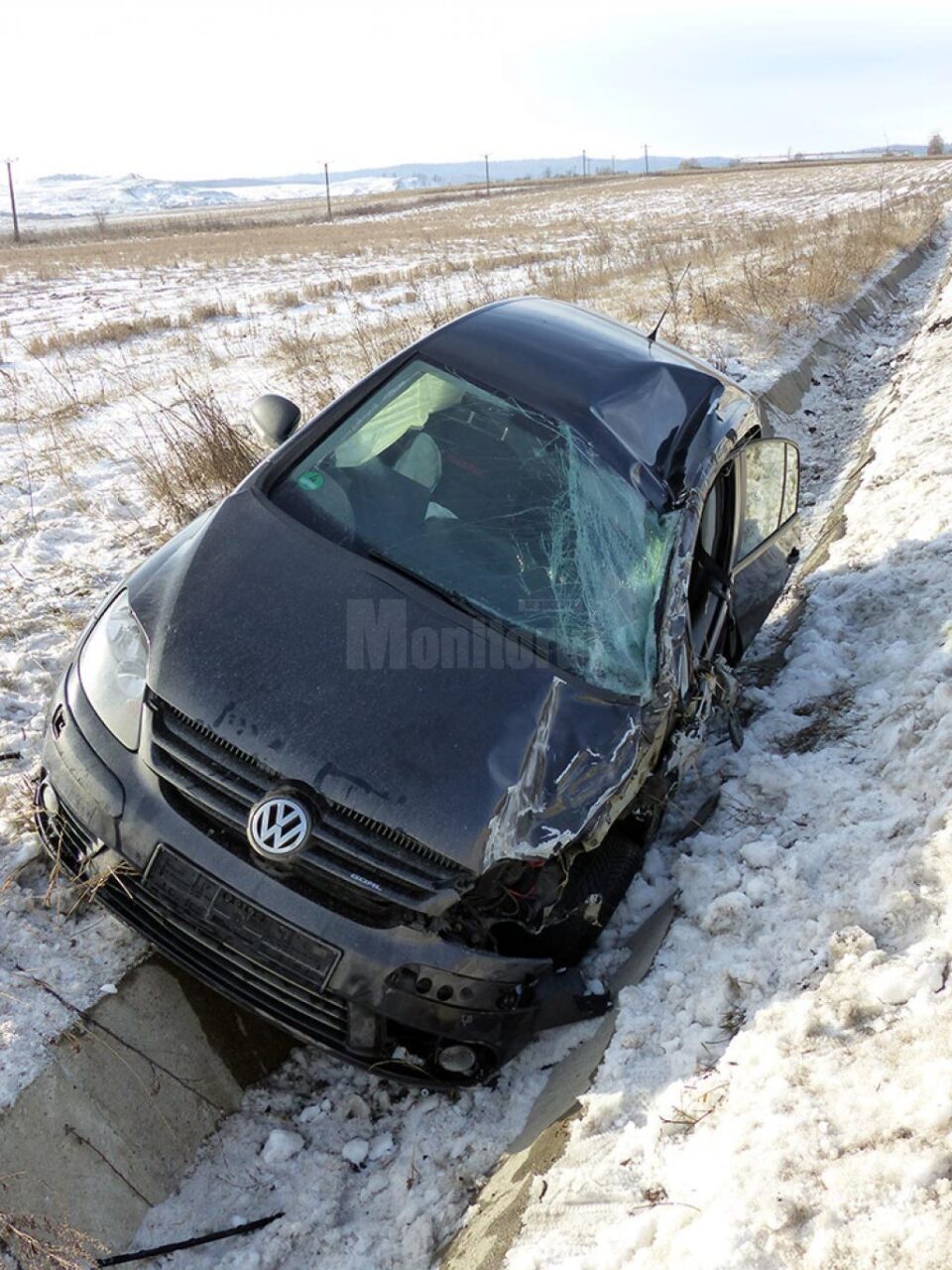 Cel mai afectat în urma impactului a fost autoturismul VW, care a fost proiectat în șanț, la o diferență de nivel de doi metri