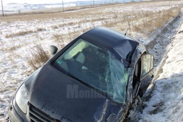 Cel mai afectat în urma impactului a fost autoturismul VW, care a fost proiectat în șanț, la o diferență de nivel de doi metri