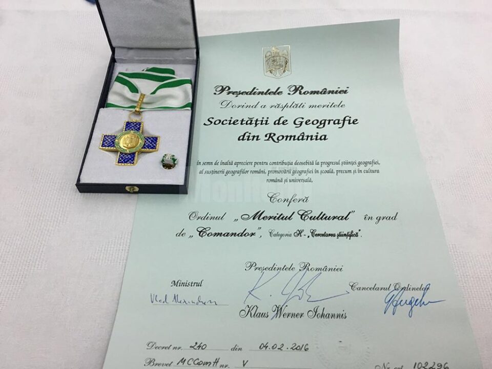 Profesori fălticeneni, prezenți la Palatul Cotroceni, la decorarea Societății Române de Geografie