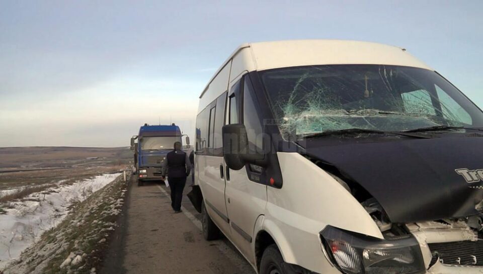 Microbuzul a fost prins între cele două vehicule grele