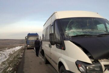 Microbuzul a fost prins între cele două vehicule grele