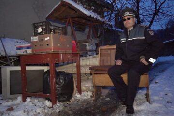 Agentul-șef principal Vasile Grumăzescu a ieșit, miercuri seară, cu mobila în drum