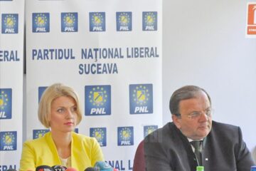 Liderul PNL, Alina Gorghiu, și președintele Organizației Județene Suceava, Gheorghe Flutur