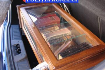 Cărțile au fost ridicate de polițiști în vederea expertizării