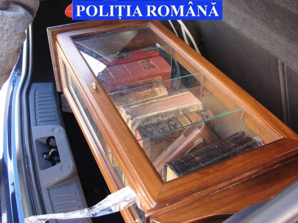 Cărțile au fost ridicate de polițiști în vederea expertizării