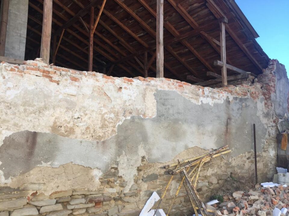 Zid dărâmat și persoane evacuate în cartierul Burdujeni sat