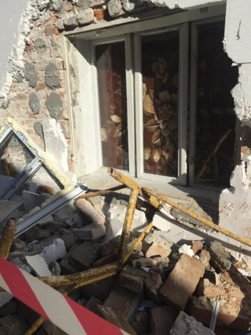 13 persoane printre care șase copii, evacuate sâmbătă seară după ce zidul unei case vecine s-a prăbușit