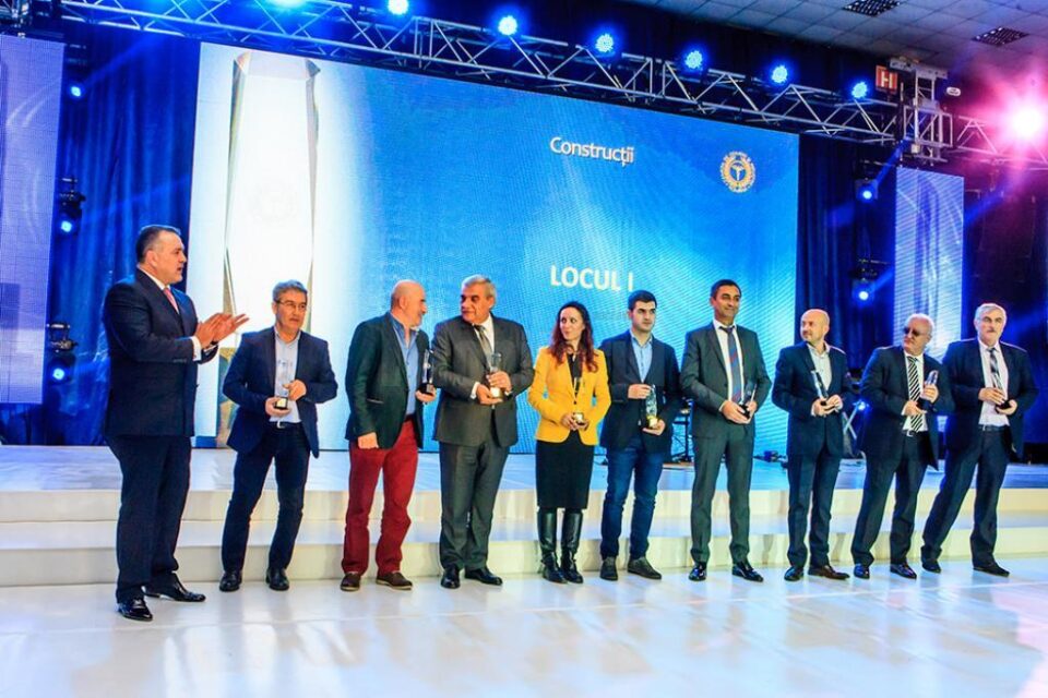 Ioan Brăescu (ultimul din dreapta) a ridicat trofeul acordat companiei Loial Impex SRL
