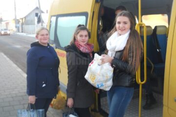 Elevi de la Liceul Tehnologic „Vasile Cocea” Moldovița, în vizită la Centrul de bătrâni din Bogdănești