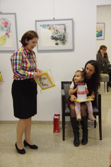 Artista plastică Ana-Maria Ovadiuc a lansat cartea pentru copii „Trei pisici și un ghem pătrat”