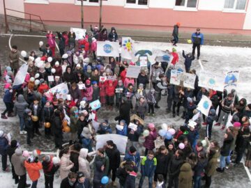 Elevii și profesorii Școlii Gimnaziale Nr. 4 au promovat „O lume a păcii – O lume mai bună”