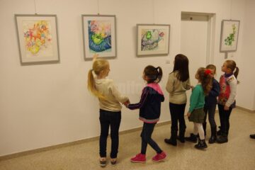 Vernisajul expoziției de acuarelă care prezintă ilustrațiile realizate pentru carte