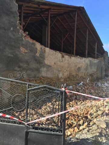 13 persoane printre care șase copii, evacuate sâmbătă seară după ce zidul unei case vecine s-a prăbușit