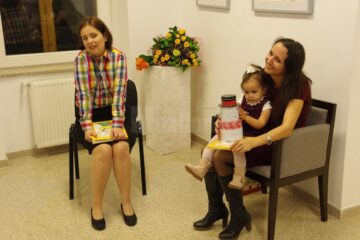 Artista plastică Ana-Maria Ovadiuc a lansat cartea pentru copii „Trei pisici și un ghem pătrat”