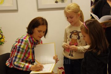 Artista plastică Ana-Maria Ovadiuc a dat autografe, la finalul vernisajului