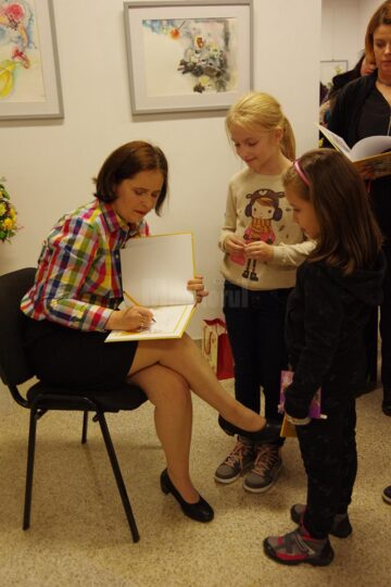 Artista plastică Ana-Maria Ovadiuc a dat autografe, la finalul vernisajului