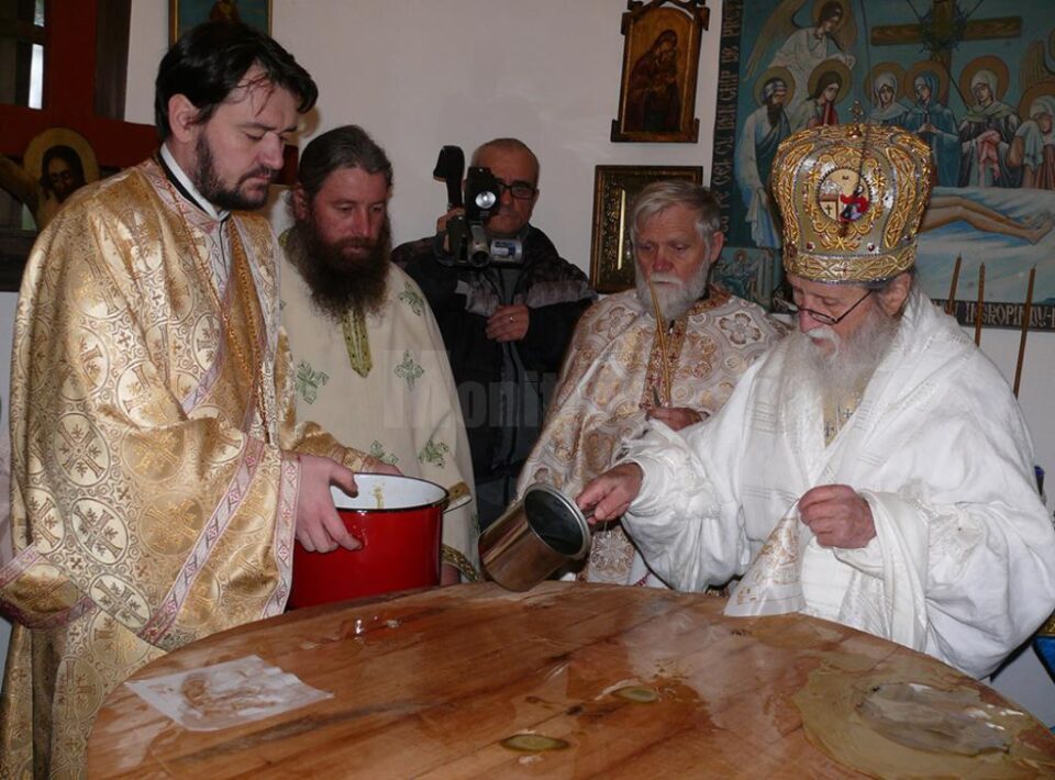 ÎPS Pimen, Arhiepiscopul Sucevei și Rădăuților, a oficiat luni, 21 noiembrie, împreună cu un sobor de preoți și diaconi, slujba de resfințire a Bisericii de lemn „Sfântul Gheorghe” din incinta Mănăstirii Buciumeni din Fălticeni