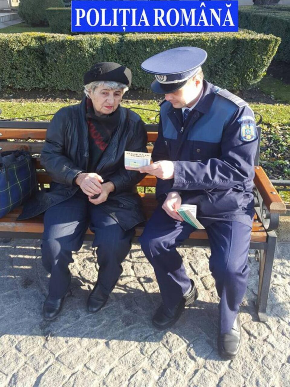 Polițiștii au mers în biserici și în parcuri, unde au discutat pe această temă cu pensionarii