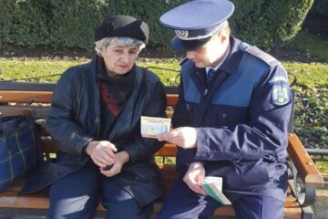 Polițiștii au mers în biserici și în parcuri, unde au discutat pe această temă cu pensionarii