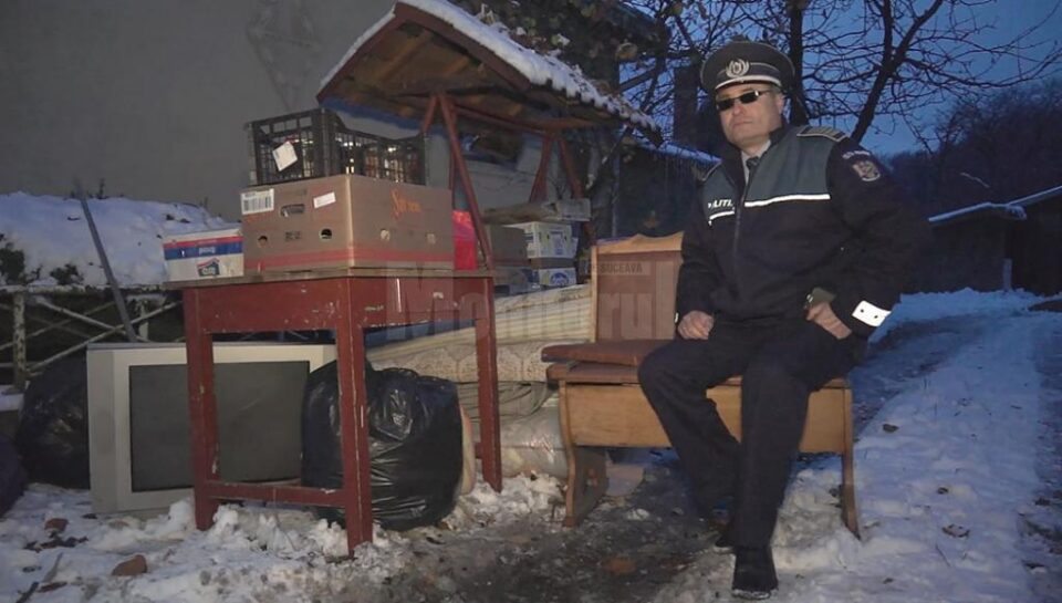 Agentul-șef principal Vasile Grumăzescu a protestat, pe 16 noiembrie, ieșind cu mobila în fața casei în care a stat cu chirie, supărat că nu mai are unde locui Agentul-șef principal Vasile Grumăzescu a protestat, pe 16 noiembrie, ieșind cu mobila în fața casei în care a stat cu chirie, supărat că nu mai are unde locui