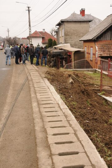 Un tir încărcat scăpat de sub control a rănit grav o femeie și s-a răsturnat în curtea unei case la Păltinoasa