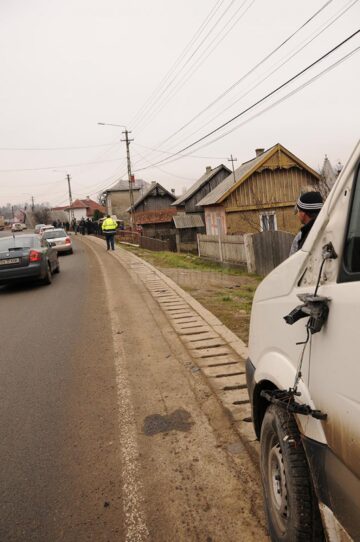 Camionul scăpat de sub control a acroșat mai întâi o autoutilitară parcată pe marginea drumului, după care a lovit femeia și s-a răsturnat