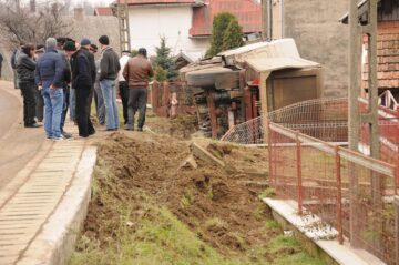 Un tir încărcat scăpat de sub control a rănit grav o femeie și s-a răsturnat în curtea unei case la Păltinoasa