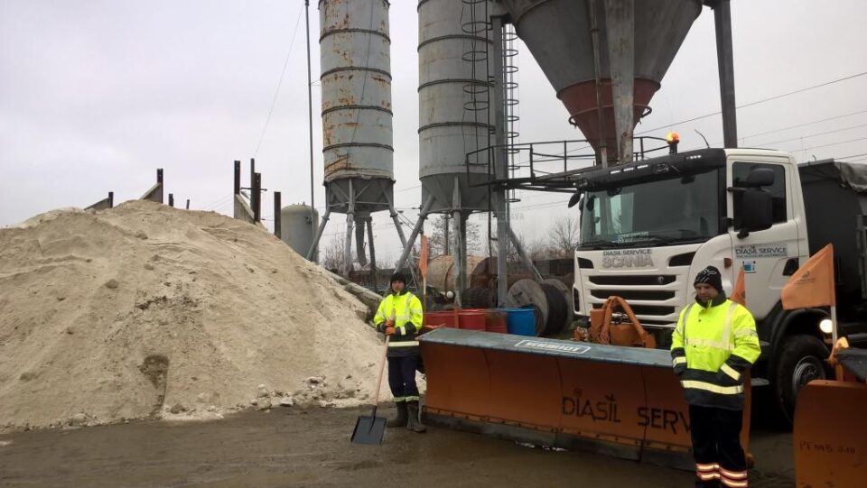 In curtea firmei Diasil sunt depozitate 750 de tone de sare și 140 de tone de nisip
