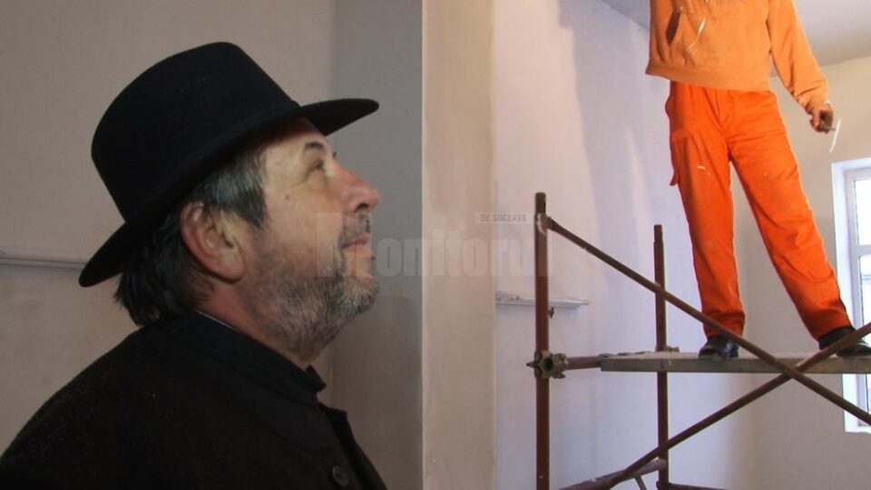 Preotul paroh Gheorghe Saftiuc ne-a informat că cei peste 6.000 de euro (274,5 milioane de lei vechi) rezultați din componenta de binefacere a galei au fost folosiți pentru achiziționarea de echipamente pentru dotarea blocului alimentar