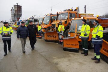 Primarul Ion Lungu a inspectat parcul auto al societății Diasil, cu care se va interveni pe străzile Sucevei, precum și stocurile de antiderapant