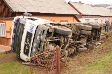 Camionul de mare tonaj a lovit-o pe bătrână, după care s-a răsturnat în curtea unei case din Păltinoasa