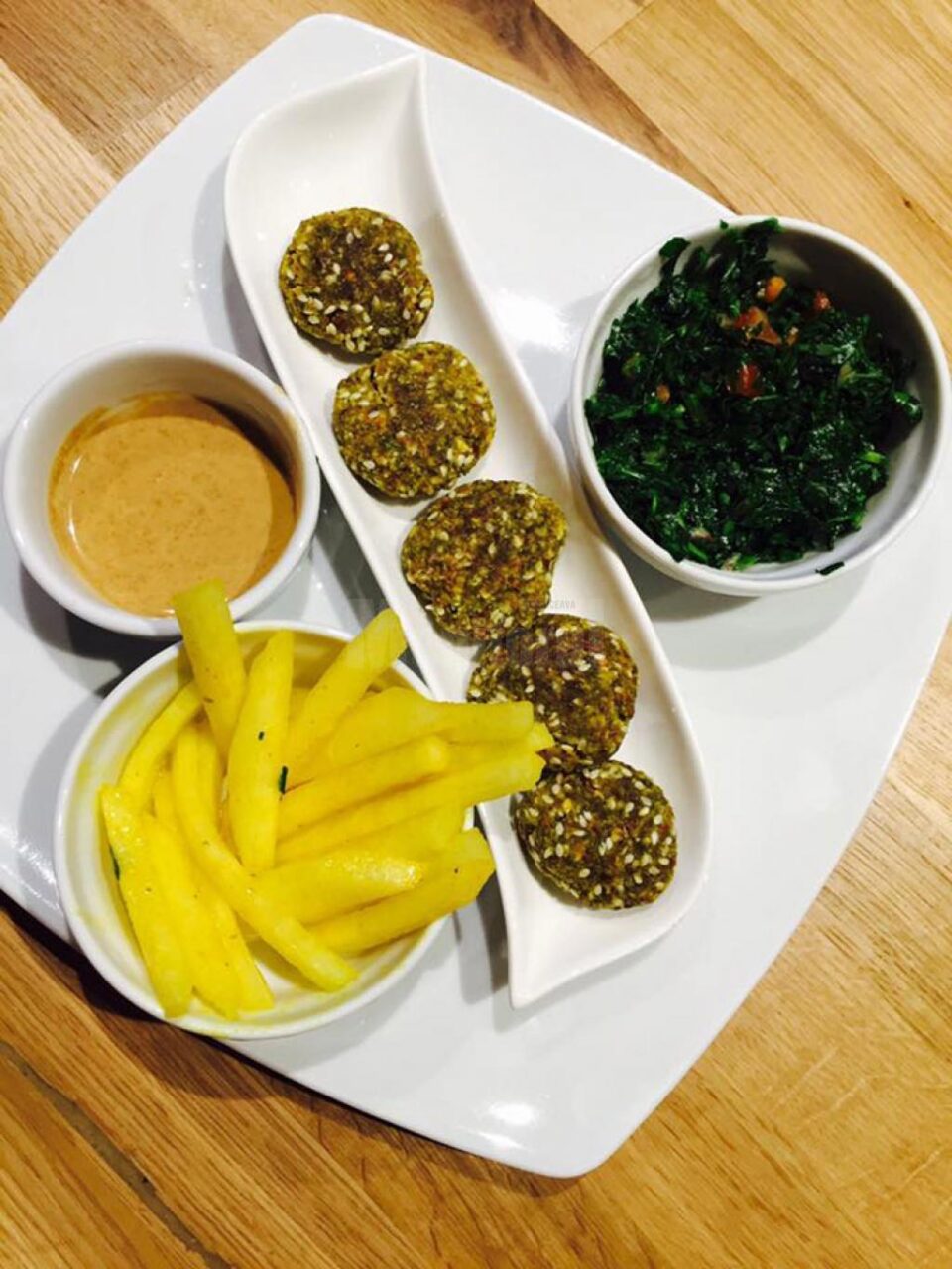 Falafel cu cartofi prăjiți din gulii și tabouleh