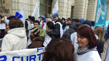 Sindicaliști din toată țara au cerut oficialilor de la București plata dobânzilor datorate