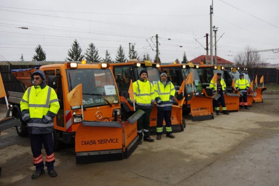 Primarul Ion Lungu a inspectat parcul auto al societății Diasil, cu care se va interveni pe străzile Sucevei, precum și stocurile de antiderapant