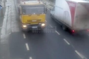 Autoutilitara din dreapta, în momentul premergător impactului. Șoferul nu a avut vizibilitate din cauza camionului din sens opus, însă asta nu îl scuză
