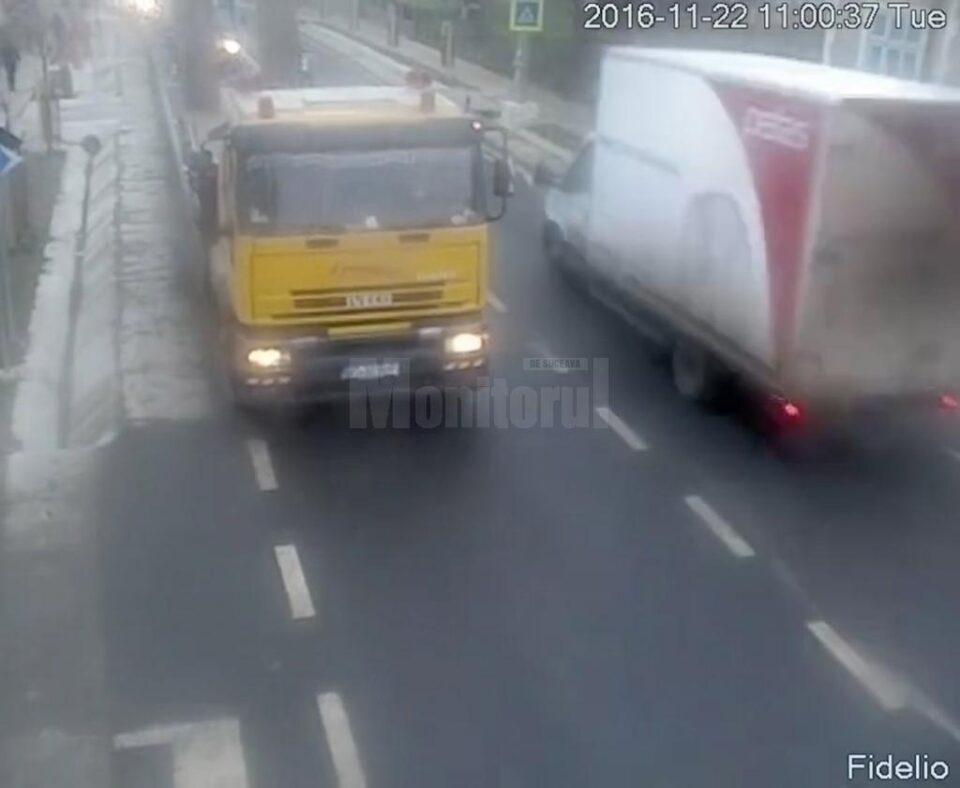 Autoutilitara din dreapta, în momentul premergător impactului. Șoferul nu a avut vizibilitate din cauza camionului din sens opus, însă asta nu îl scuză Autoutilitara din dreapta, în momentul premergător impactului. Șoferul nu a avut vizibilitate din cauza camionului din sens opus, însă asta nu îl scuză
