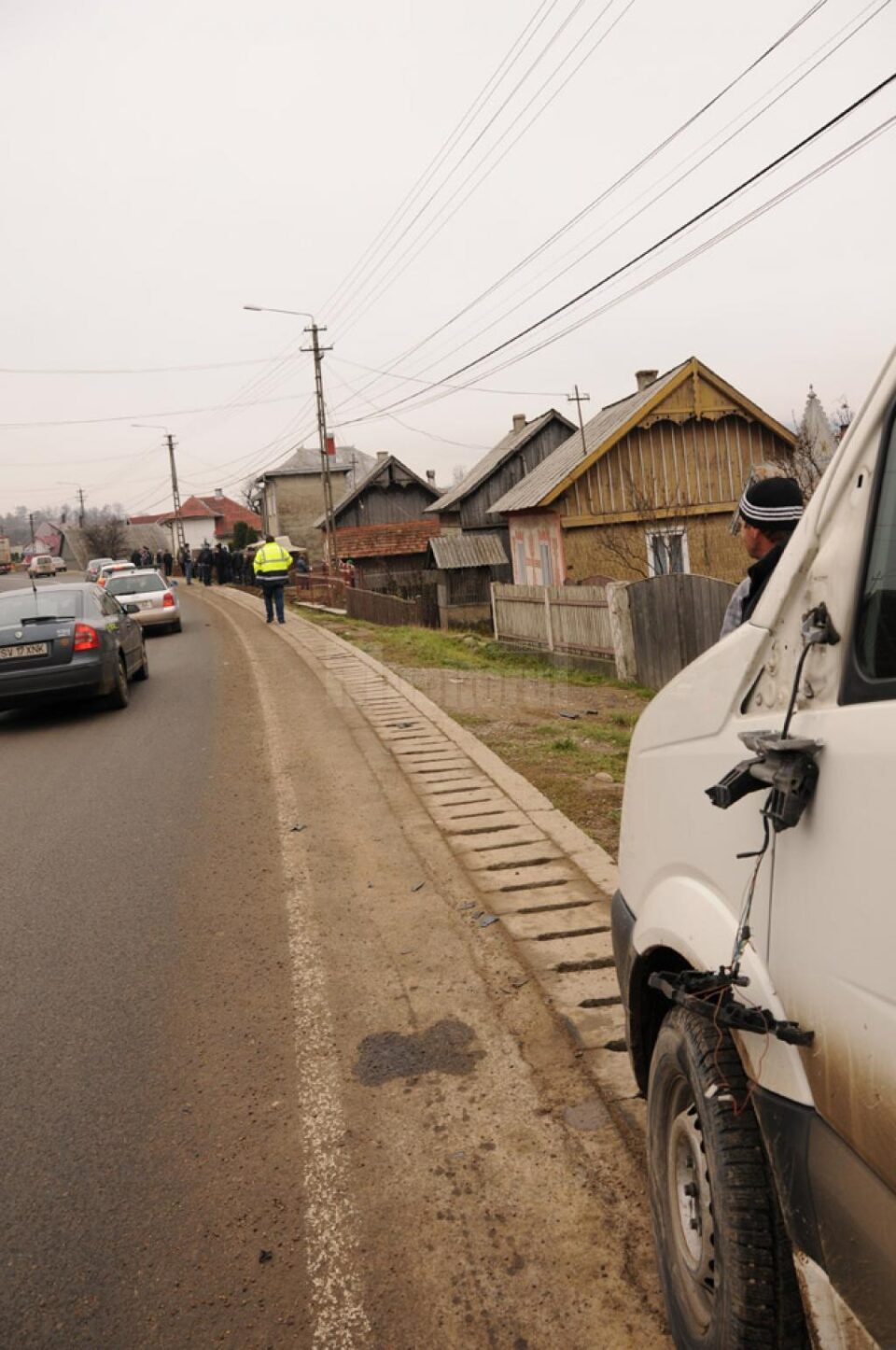 Bătrâna a fost lovită în plin de autocamion, în timp ce mergea pe rigola de la marginea drumului