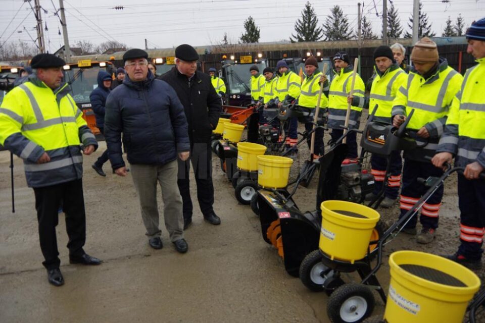 Primarul Ion Lungu a inspectat parcul auto al societății Diasil, cu care se va interveni pe străzile Sucevei, precum și stocurile de antiderapant