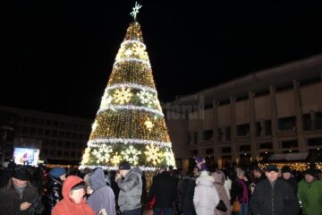 5000 de cadouri vor fi oferite copiilor langa bradul din Centru