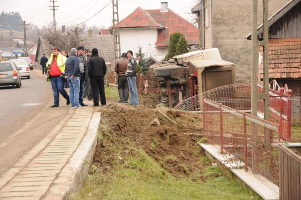 Bătrâna de 75 de ani rănită grav în accidentul de la Păltinoasa s-a stins în spital