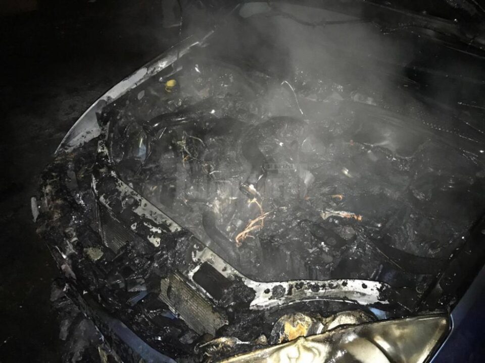 Flăcările au pornit din interiorul compartimentului motor și s-au extins cu repeziciune