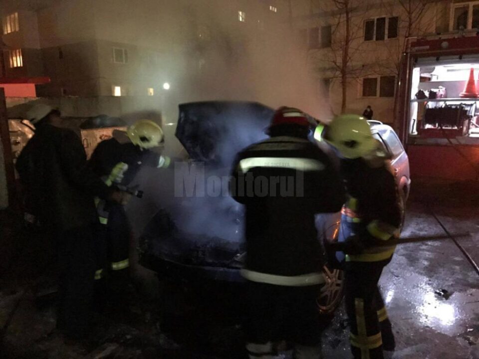 Flăcările au pornit din interiorul compartimentului motor și s-au extins cu repeziciune