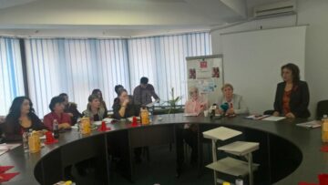 Elevi de la liceele din Suceava au aprins candele la sediul DSP pentru cei uciși de HIV/SIDA