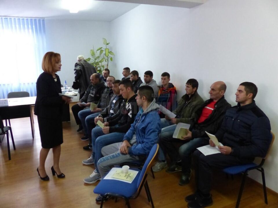 Mirela Admnicăi, directorul AJOFM Suceava, le-a vorbit deținuților despre șansele reale de angajare pe care le pot avea când se vor elibera