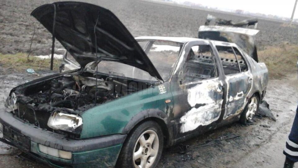 Autoturismul marca VW Vento a fost distrus aproape în totalitate de flăcări